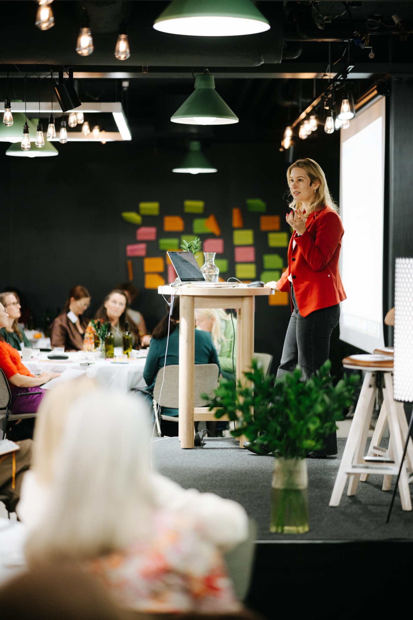 Hanna Radtke Bergström delivering a live training session in a room of participants